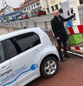 Christian Lombardi vor der E-Ladesäule der Stadtwerke in Kierspe