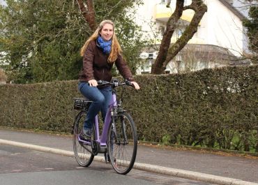 Melanie Soennecken testet ein Pedelec der Stadtwerke Kierspe